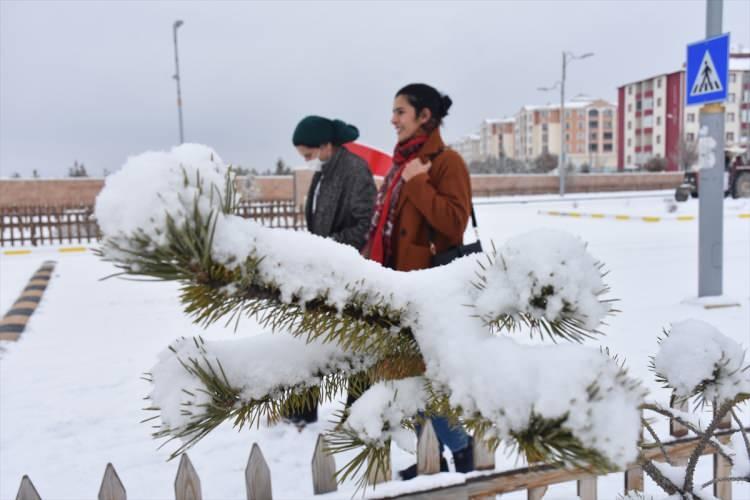 <p>Kars'ta d&uuml;n başlayan ve aralıklarla etkili olan&nbsp;kar&nbsp;yağışı, hayatı olumsuz etkiledi.&nbsp;Kar&nbsp;yağışıyla beyaza b&uuml;r&uuml;nen kentte g&uuml;zel g&ouml;r&uuml;nt&uuml;ler ortaya &ccedil;ıktı.</p>
