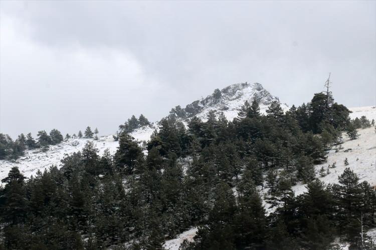 <p>K&ouml;roğlu Dağları'nın zirvesinde yer alan ve sezonu 15 Aralık'ta a&ccedil;ması planlanan Kartalkaya Kayak Merkezi'nde akşam saatlerinde başlayan sağanak yerini gece saatlerinde kar yağışına bıraktı.&nbsp;</p>

<p>&nbsp;</p>
