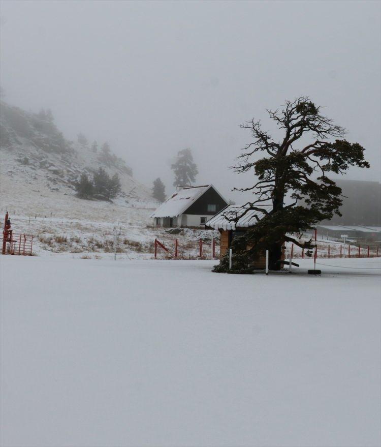 <p>B&ouml;lgede zaman zaman etkisini g&ouml;steren kar yağışı ile kar kalınlığı 5 santimetreye ulaştı.</p>

<p>&nbsp;</p>
