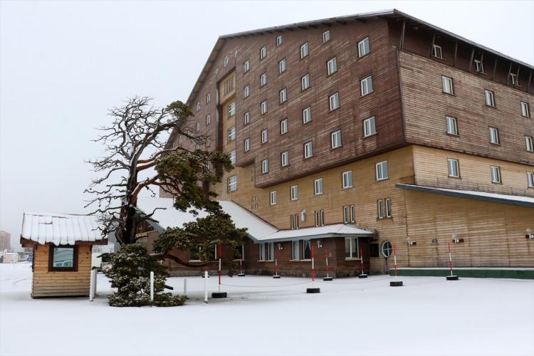 <p>&Ouml;te yandan merkezde yer alan bazı oteller tarafından pistlerde yapay karlama da yapılıyor.</p>
