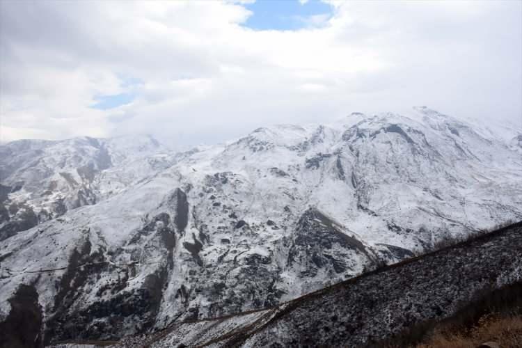 <p>Muş'ta d&uuml;n akşam etkinli olan kar yağışı nedeniyle y&uuml;ksek kesimler beyaza b&uuml;r&uuml;nd&uuml;. Merkeze 15 kilometre uzaklıktaki &Ccedil;avuştepe mevkisinde kar yağması g&uuml;zel g&ouml;r&uuml;nt&uuml;ler oluşturdu.</p>

<p>&nbsp;</p>
