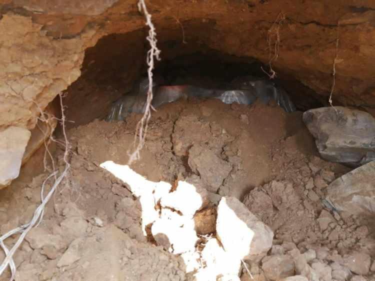 <p>33 adet roketatar sevk fişeği, 18 adet el bombası, 23 adet el bombası tapası, 10 adet EYP, 1 adet tuzaklanmış M-16 piyade tüfeği gövdesi, 100 kg emisyon patlayıcı, 106 kg amonyum nitrat, 2 adet EYP yapımında kullanılan basma düzeneği, 3 adet TNT patlayıcısı (3 kg), 5 adet plastik patlayıcı (2,5 gr), 17 adet dinamit lokumu, 800 metre infilaklı fitil, </p>