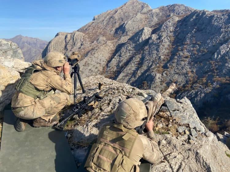 <p>operasyon kapsamında 4-6 Aralık 2020 tarihleri arasında Aşağıbalcılar, Aşağıçobansuyu, Kınalı, Kayalıbağ, Harmanyeri, Esenburun, Oğulcak ve Güllüce köyleri kırsalında 1 adet Doçka (KPVT) 12,7 mm uçaksavar silahı,</p>