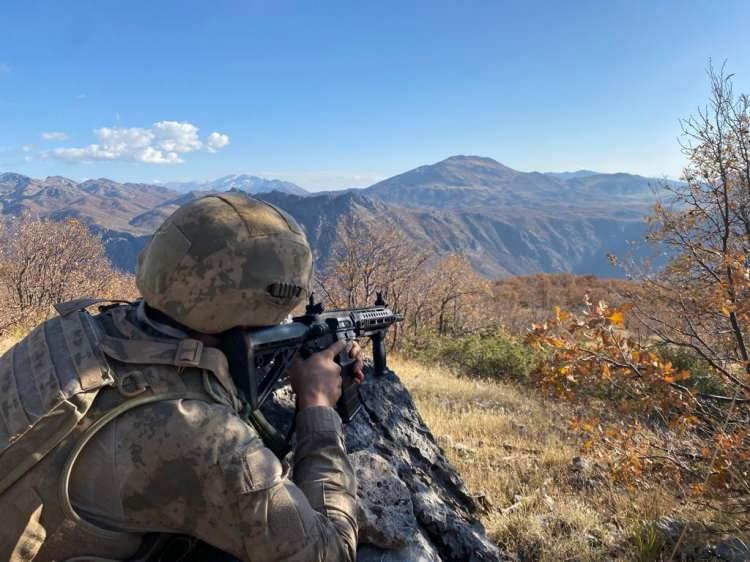 <p>320 metre saniyeli fitil 100 adet mekanik fünye, 102 adet elektrikli fünye, 100 adet nonoldet kapsül, 3 metre elektrik kablosu, 2 adet jeneratör, 1 adet şişme bot ve kürekleri, 334 adet büyük pil, 239 adet kalem pil, 1 adet el dürbünü, 19 adet büyük tüp, 3 adet piknik tüp, 10 adet akü, 253 metre hortum, </p>