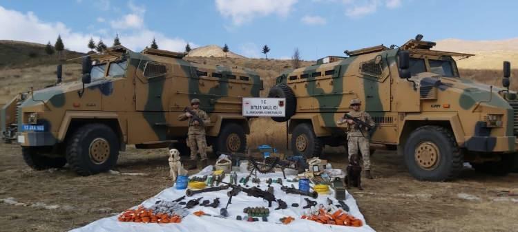 <p>50 kg tütün, 1 tonluk su deposu, Yanmış tahmini 20 bin Türk lirası para, 956 kg çeşitli gıda malzemesi, 498 kg kişisel ve genel temizlik malzemesi, 42 adet çeşit çap ve ebatlarda sığınak, 1 adet mağara, 4 adet depo, 14 adet avcı boy çukuru, ayrıca çok miktarda yaşam malzemesi ele geçirilmiştir. </p>