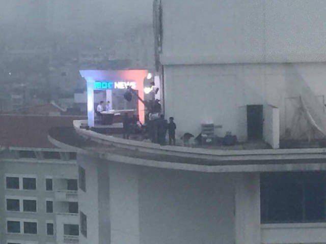 <p>'Gökyüzü Stüdyosu' adını verdikleri stüdyoda 21:00'a kadar yaptıkları canlı yayınlar ile insanlara hizmet ediyorlar.</p>
