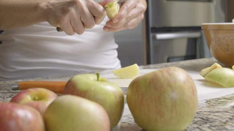 <p><strong>Elmalı turta yaparken elma seçimini daha çok tatlı seçmeye çalışın. Her iki elma konulsa da tatlı elmalarda elmalı turtalar daha lezzetli oluyor. Tercih size kalmış.</strong></p>
