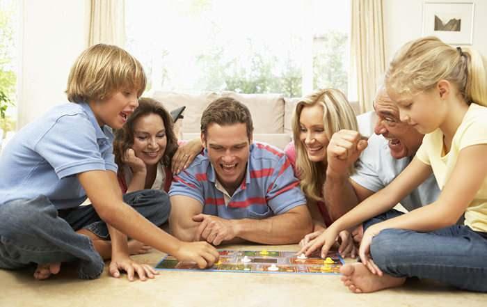 <p><span style="color:#000080"><strong>Karantinada ailecek oynayıp eğlenceli vakit geçirebileceğiniz birçok oyun bulunuyor. Bu süreçte de aileler, bu tarz oyunlar için Google üzerinde aramalar yapmaya başladılar. Hafta sonu sokağa çıkma kısıtlamasında ailecek oynayabileceğiniz oyunları, haberimizde bulabilirsiniz.</strong></span></p>
