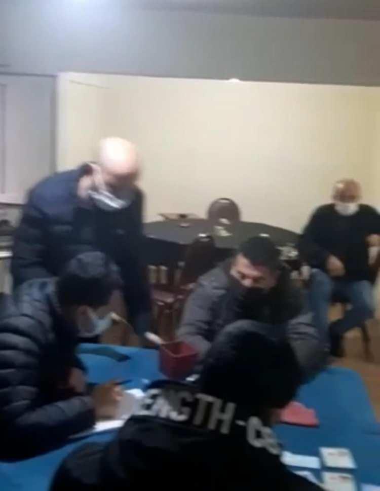 <p>Çorlu'nun Kemalettin Mahallesi'nde bir araç kiralama ofisine sürekli olarak birilerinin girdiğini ve girenlerin uzun süre dışarı çıkmadığını belirleyen İlçe Emniyet Müdürlüğü ekipleri, iş yerini takibe aldı. </p>
