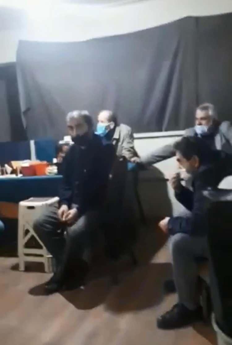 <p>Kumarhaneye çevrilen bölümde arama yapan polis, kaçış için kullanılan ve lavabo ile kapatılan bir geçiş daha buldu. Bu geçişten polisi görünce kaçmaya çalışan N.G., yaklaşık 3.5 metre yükseklikten düşerek yaralandı.</p>