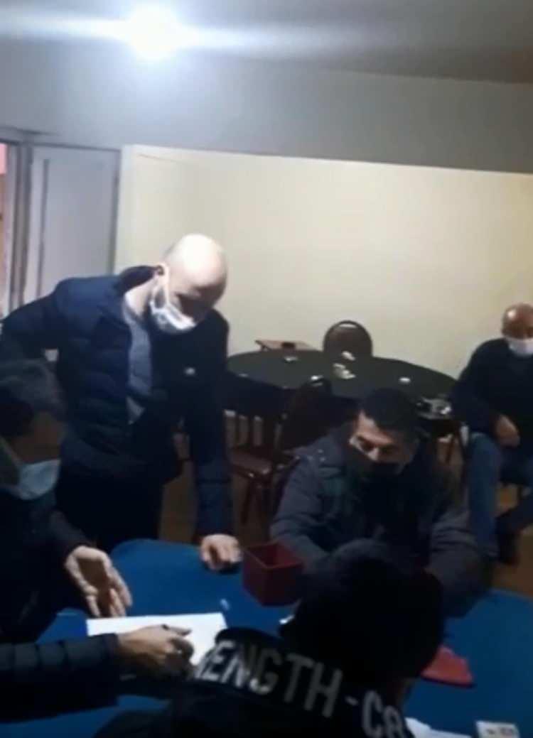 <p>Haklarında koronavirüs tedbirlerini ihlal etmekten işlem yapılan aralarında iş yerlerinin sahiplerinin de bulunduğu 10 kişiye toplam 37 bin 450 TL idari para cezası uygulandı.</p>