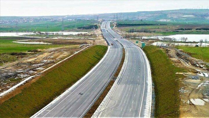 <p>Projenin en yoğun döneminde 17 bin kişilik istihdam sağlanırken, çeşitli kademelerde 8 bin 700 kişi çalışmaya devam ediyor. Otoyol bünyesinde bulunan yüksek teknoloji ürünü akıllı ulaşım sistemleri sayesinde tüm güzergah 24 saat kesintisiz izlenebiliyor ve muhtemel olaylara müdahale edilebiliyor.</p>