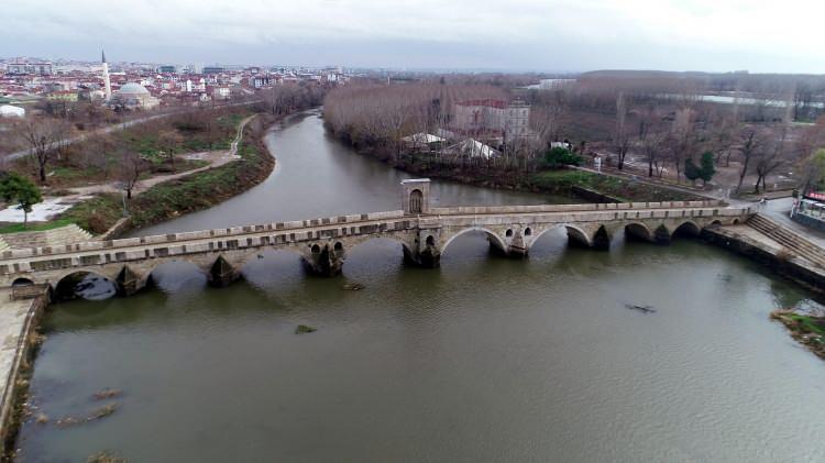 <p>Mevsim yağışlarını almayan kentte geçen hafta DSİ verilerine göre, Tunca Nehri’nin debisi, 2 metreküp/saniye kadar düşerken, adacıklar oluşan Meriç Nehri ise 60 metreküp/saniyeyi gördü. </p>