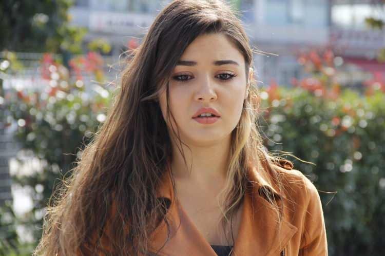<p><strong>3 - HANDE ERÇEL</strong></p>
<p>17 Milyon 520 Bin 094 kişi.</p>