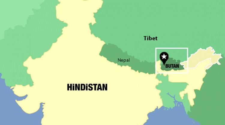 <p>750 bin kişilik nüfusa sahip olan Butan’ın batısında ve güneyinde Hindistan, kuzeyinde ise Çin'in Tibet bölgesi yer alır.</p>
