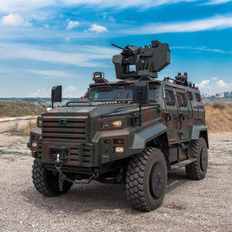 <p><strong>EJDER YALÇIN</strong><br />
<br />
4x4 Taktik Tekerlekli Zırhlı Aracı, yüksek torka sahip dizel motoru ve tam bağımsız süspansiyon sistemi ile yüksek arazi performansı sunmaktadır. EJDER YALÇIN 4x4’ün geliştirilmesi sırasında üstün bekâ özelliklerinin yanı sıra kullanıcının operasyonel ve ergonomik ihtiyaçları da göz önünde tutulmuş ve böylece personelin güven içinde, etkin görev yapması için ideal bir platform oluşturulmuştur.</p>