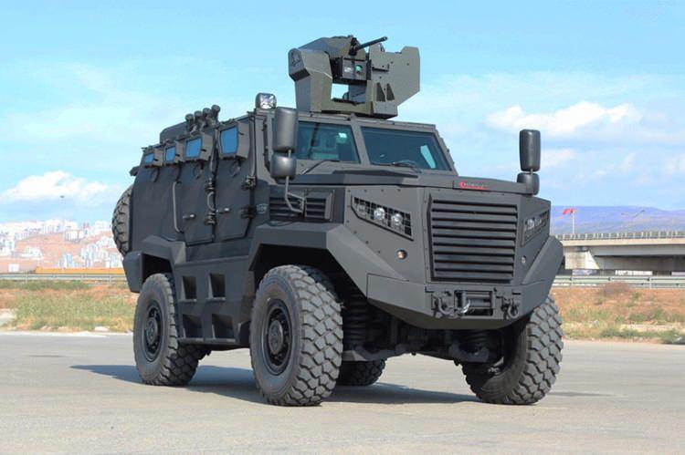 <p><strong>HIZIR 4x4 Taktik Tekerlekli Zırhlı Araç</strong></p>
<p>HIZIR 4x4 Taktik Tekerlekli Zırhlı Araç, kırsal ve kentsel alanlardaki yoğun çatışma koşullarında yüksek performans gösterecek şekilde optimize edilerek 9 personel kapasiteli olarak tasarlanmıştır. Araç yüksek balistik ve mayın koruma seviyesine sahiptir. Komuta kontrol aracı, KBRN aracı, silah taşıyıcı araç (çeşitli silah sistemlerinin kolay entegrasyonu), ambulans aracı, sınır güvenliği aracı, keşif aracı olarak çeşitli konfigürasyonlar için çok yönlü, düşük maliyetli ve kolay bakım sağlayan bir platform araç görevini ifa eder.</p>