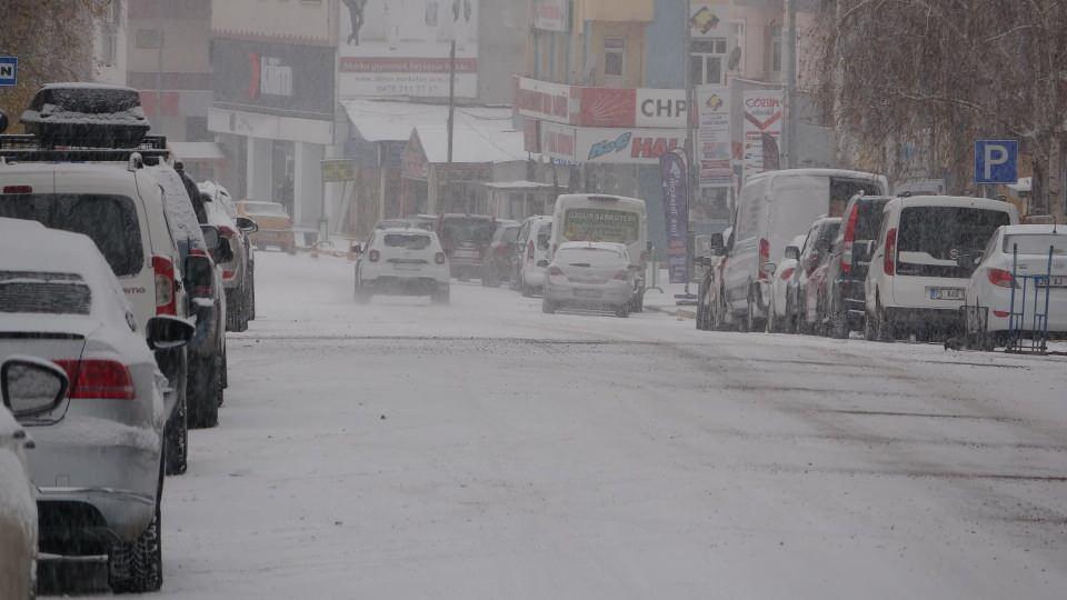 <p>Ardahan’da etkili olan yoğun kar yağışı kenti beyaza bürüdü. Kar kalınlığının yaklaşık 5 santimetre olduğu kent, beyaz gelinliğini giydi.<br />
 </p>
