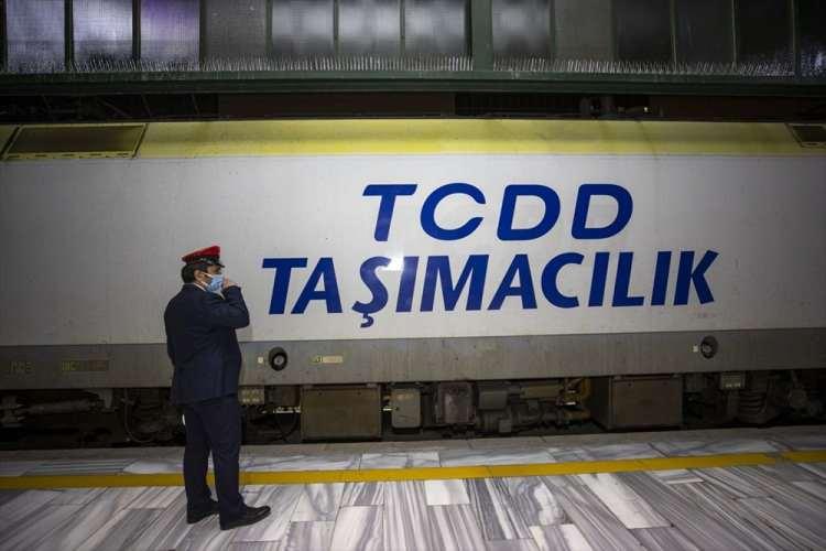 <p>Türkiye'de üretilen 1400 soğutucuyu Çin'e götürmek üzere 4 Aralık'ta İstanbul'dan hareket eden ilk ihracat treni, Ankara'dan geçti. TCDD Taşımacılık AŞ ve resmi forwarder firması olan Pasifik Eurasia iş birliğiyle ilerletilecek trenin, 2 kıta, 2 deniz ve 5 ülke geçerek, yükünü 12 günde Çin'e ulaştırması hedefleniyor.</p>
