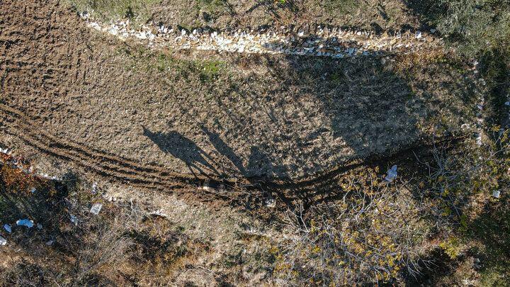 <p>Antalya'nın Akseki il&ccedil;esine orman kesim işi i&ccedil;in Mersin'den gelen iş&ccedil;iler arazide zorlu kış şartlarında zorlu yaşam m&uuml;cadelesi veriyor. Tek g&ouml;z naylon &ccedil;adır ve ahşap barakalarda kalan iş&ccedil;iler g&ouml;&ccedil;ebe bir yaşam s&uuml;rd&uuml;r&uuml;yor. S&uuml;rekli farklı alanlarda ağa&ccedil; kestikleri i&ccedil;in &ccedil;adırlarını yanlarında taşımak zorunda kalan aileler, kış aylarında &ccedil;am, yaz aylarında ise daha y&uuml;ksek rakımlardaki ladin ağa&ccedil;larının kesimini yapıyor.</p>

<p>&nbsp;</p>
