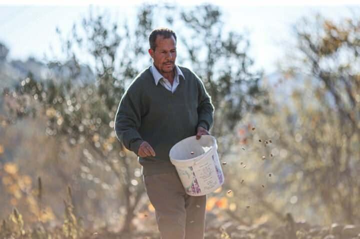 <p>Eskiden odunları katırlarla &ccedil;ekiyorduk. Şimdi trakt&ouml;rle &ccedil;ekiyoruz. Tomruğu eskiden atalarımız balta ile soyuyordu. Şimdi motorla soyuyoruz. S&uuml;rekli gurbette &ccedil;alışıyoruz. Memleketim Bozyazı. Burada &ccedil;adırda yatıp kalkıyoruz. &Ccedil;adırda yemeğimizi pişirip, &ccedil;adırda yiyoruz. Eşim memlekette &ccedil;ocuğumu okutuyor" dedi.</p>
