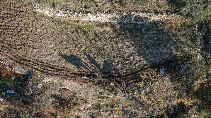 <p>Mehmet Deniz "Bu işleri yaparken arazi şartlarına g&ouml;re yol olmayan yerlerde katırlarla taşıyoruz. Yol olan b&ouml;lgelerde ise trakt&ouml;rlerle getirerek istifliyoruz. Biz s&uuml;rekli gurbetteyiz. İlkokulda okuyan &ccedil;ocuğuma akrabalarım bakıyor. Diğer &ccedil;ocuğum &uuml;niversite okuyor. 45 g&uuml;n ara ile memlekete gidip geliyoruz. Bu işler i&ccedil;in her zaman gurbete &ccedil;ıkmak zorundasın. Ekmeğimizi kazanmak i&ccedil;in gurbette &ccedil;ıkmak zorundayız" dedi. Eşi ile kesim işi yapan 40 yaşındaki Yıldız Deniz de, s&uuml;rekli olarak gurbete &ccedil;ıktıklarını ve &ccedil;ocuklarının &ouml;zlemlerini &ccedil;ektiklerini s&ouml;yledi.</p>
