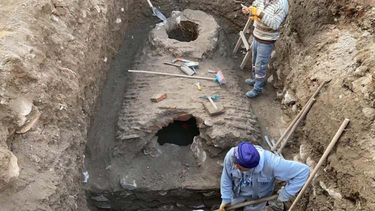 <p>İznik ilçesinde bir evin temelinde tarihi esere rastlandı. Oda mezarı olduğu iddia edilen eserin güvenlik görevliler ve arkeologlar tarafından üzeri örtüldü.</p>
