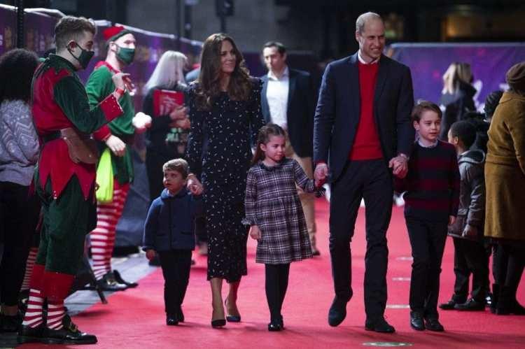 <p>Prens William ve Kate Middleton, Londra'daki pandomin gösterisine çocuklarıyla beraber katıldı. Ailecek maskesiz olmaları dikkatlerden kaçmadı. </p>
