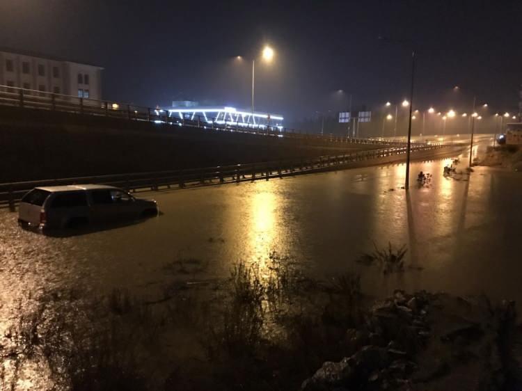 <p>Kuşadası çevre yolunun otogar ile Ticaret Odası arasında kalan bölümü trafiğe kapanırken, polis ve itfaiye ekipleri yolda önlemler aldı. </p>