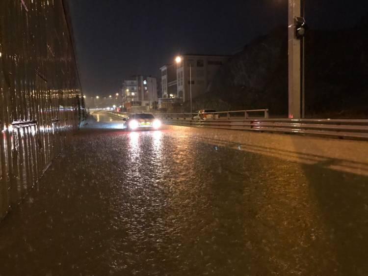 <p>Yağmurun etkisini arttırmasıyla Kuşadası genelinde yarım saat süreyle elektrikler de kesildi.</p>