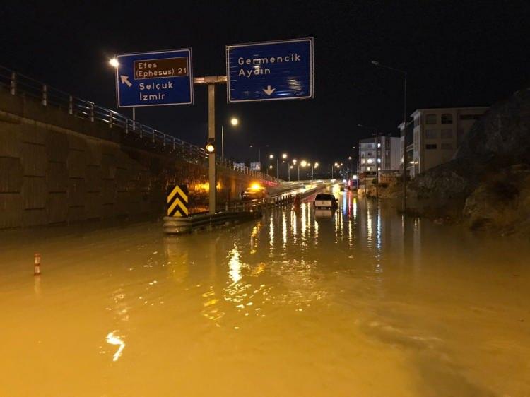 <p>Şehir içinde olumsuzlara anında müdahale eden ekipler su taşkınlarını önlemek için araçlarla ve personelle müdahale etti.</p>