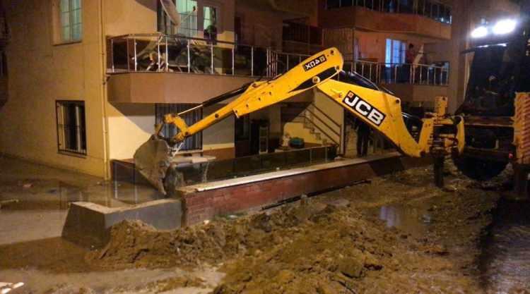 <p>EVLERI SU BASTI, BELEDİYE EKİPLERI VATANDAŞIN YARDIMINA KOŞTU</p>