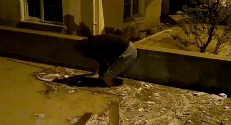 <p>Meteorolojik uyarının ardından gün boyu sahada olan belediye ekipleri, evlerini su basan vatandaşların yardımına koştu.</p>
