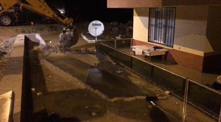 <p>Kuşadası’nda akşam saatlerinden itibaren etkisini arttıran sağanak yağmur nedeniyle İkiçeşmelik Mahallesi ile Değirmendere Mahallesi’nde zemin kattaki bazı evleri su bastı. </p>