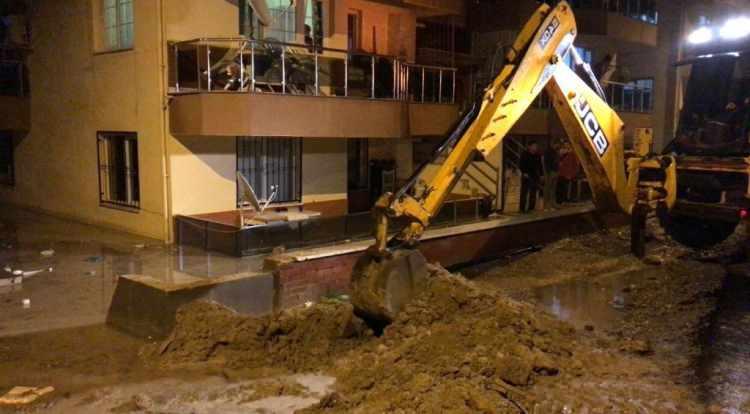 <p>Su baskınlarının etkisini azaltmak amacıyla Kuşadası Belediyesi ile Aydın Büyükşehir Belediyesi ekipleri anında önlem aldı. İş makineleriyle olay yerine gelen belediye ekipleri, bir yandan su baskınlarına karşı çalışma yaparken, bir yandan da mağdur vatandaşlara destek oldu.</p>