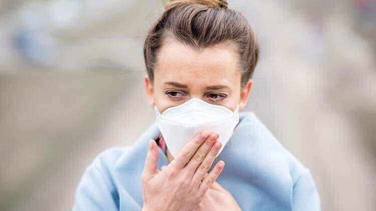 <p>“Maske nedeniyle nefes alamıyorum...” Covid-19 pandemi sürecinde bu yakınmayı çevremizde sıkça duyar olduk. Siz de solunum güçlüğü nedeniyle maske takmakta zorlanıyor musunuz? Yanıtınız ‘evet’ ise dikkat! Nefes almakta güçlük çekmenizin nedeni ‘maske’ değil, burnunuzdan kaynaklı bir sağlık problemi olabilir! </p>
