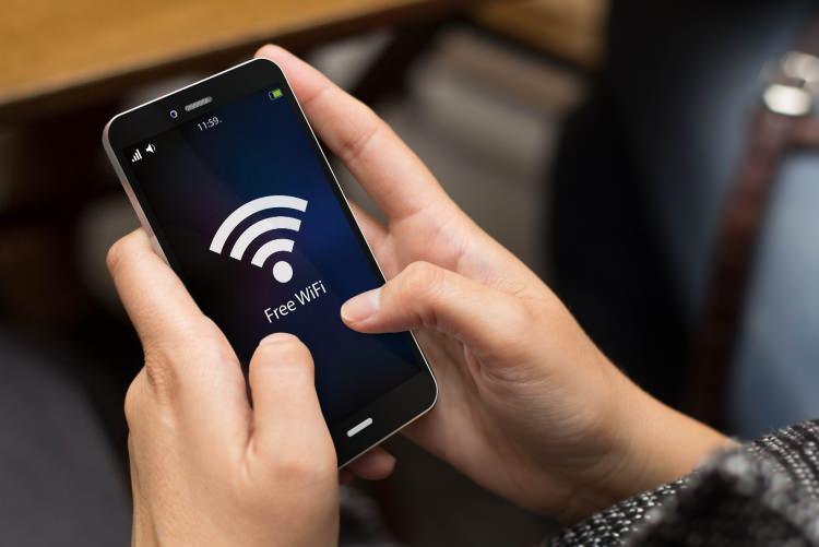 <p>Wi-Fi kullanmaya çalışın</p>

<p><strong>Mobil veri</strong> ücretlerinden tasarruf etmek hemen hemen herkesin hayalidir. Bildiğiniz gibi akıllı telefonunuz internete bağlı olmanın iki yolunu sunar: <strong>mobil veri ve Wi-Fi</strong>.</p>

<p>Genelde Wi-Fi’yi sık kullanılıyor. Sonuçta <strong>ücretsiz</strong> Wi-Fi hemen hemen <strong>her yerde,</strong> şehir merkezlerinde, alışveriş merkezlerinde, ulaşım merkezlerinde ve kampüslerde <strong>mevcuttur.</strong></p>
