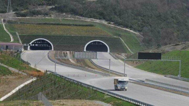 <p>Kıtalar arası geçit konumundaki İstanbul'un, yeni bir otoyol ağı ile mevcut sistemin yükünü hafifletmeyi hedefleyen Kuzey Marmara Otoyolu'nun Odayeri-Paşaköy kesiminde çalışmalara 2013 yılı mayıs ayında, Kınalı-Odayeri ve Kurtköy-Akyazı kesimlerinde ise 2016 yılı temmuz ayında başlandı.</p>