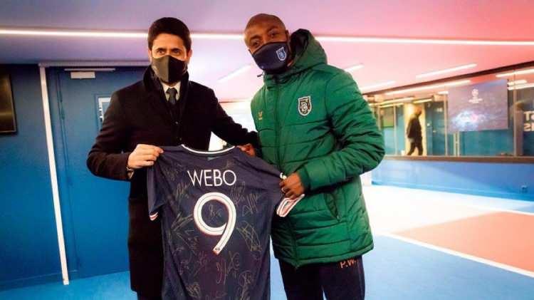 <p>Paris Saint-Germain (PSG) Kulübü Başkanı Nasser Al-Khelaifi, Rumen dördüncü hakem Sebastian Coltescu'nun ırkçı söylemde bulunduğu Medipol Başakşehir yardımcı antrenörü Pierre Webo'ya forma hediye etti.</p>

<p>Turuncu-lacivertli kulübün sosyal medya hesabından, Nasser Al-Khelaifi'nin Pierre Webo'ya imzalı PSG forması hediye etmesinin görüntüleri paylaşıldı.</p>
