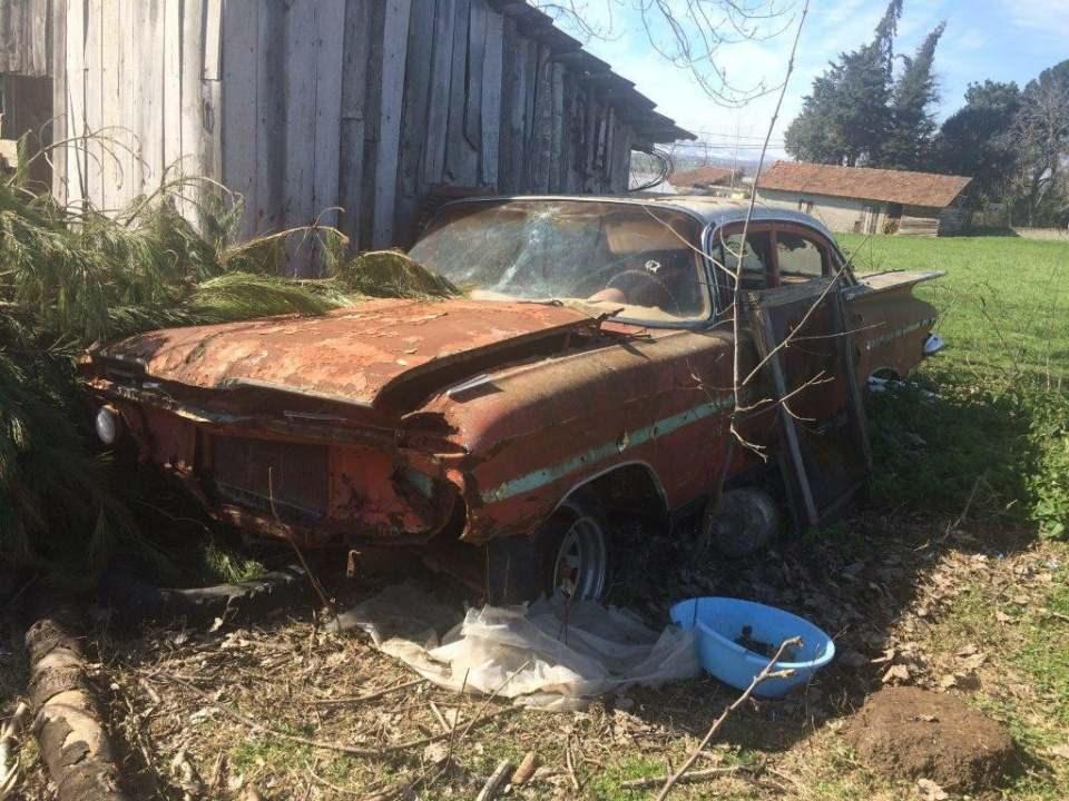 <p>Yalova’da özel bir şirkette çalışan Gökhan Yılmaz, hobi olarak klasik otomobillere merak saldı. 2005 senesinden itibaren Taşköprü Sanayi Sitesi’ndeki yerinde araçların tadilatlarını yapmaya başlayan Yılmaz, 20’ye yakın otomobili baştan aşağı yeniledi.<br />
 </p>
