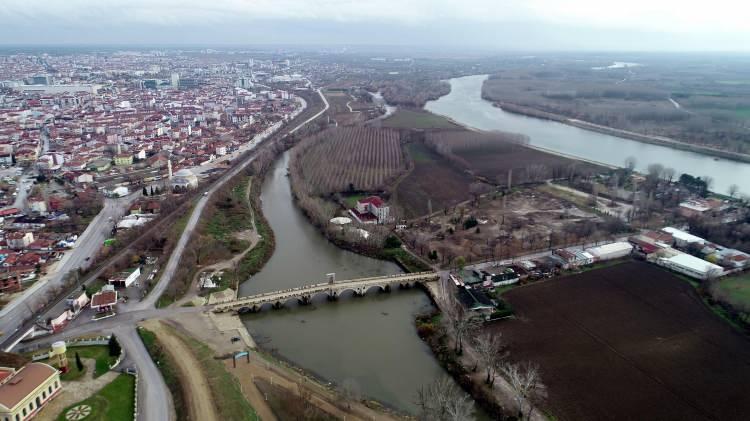 <p>Meteoroloji verilerine göre, Edirne'de son 3 günde metrekareye 14 kilo yağış düştü. Kentte yer yer artan yağmurun salı gününe kadar devam edeceği belirtildi.</p>

<p> </p>

