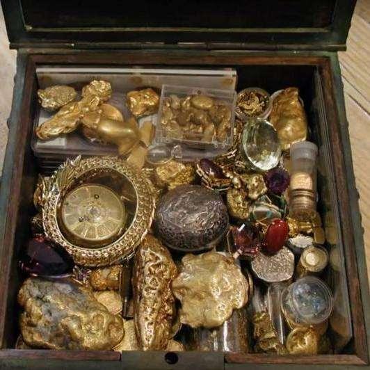 <p>Zengin antika tüccarı Forrest Fenn, 2010 yılında bronz bir sandığı 1 milyon dolardan fazla altın, mücevher ve diğer değerli eşyalarla doldurdu.</p>

<p> </p>
