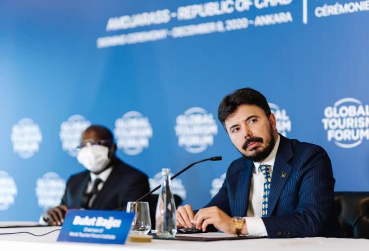 <p><strong>Geo, anlaşmanın sadece Çad'da düzenlenecek Global Turizm Forumu'nu kapsamadığını belirterek, şu açıklamalarda bulundu:</strong></p>
<p>"Bu imza, Çad'ın 5 yıllık kalkınma planınının bir sembolüdür. Cumhurbaşkanımız İdris Debi Itno'nun dediği gibi ülkemizi turizm alanında artık çok duyacaksınız. Ekonomimizde turizmin payını artıracağız. Turizm, sadece para kazandırmanın ötesinde iş yaratan bir sektör. Her otel bir fabrika gibi çalışıyor. Klasik fabrikalardan farklı olarak kültürünüzü dünyaya ihraç ediyorsunuz."</p>