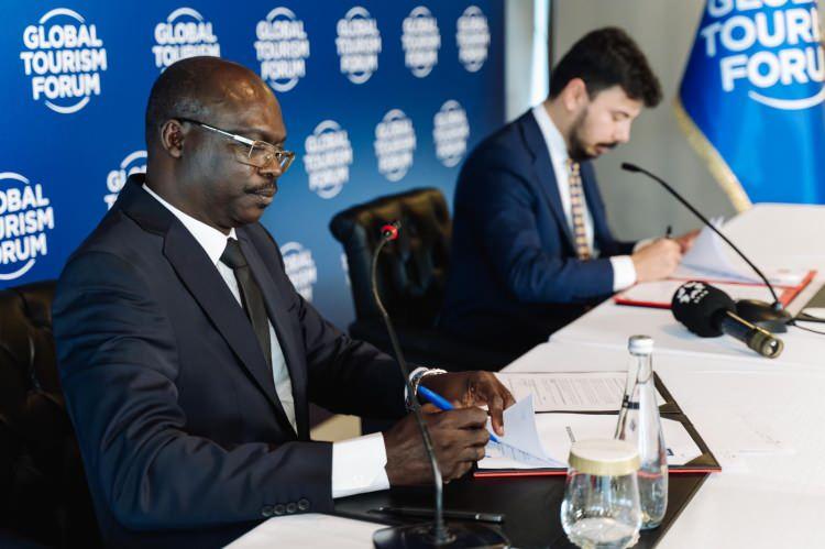 <p>Bağcı, Afrika'daki turistlerin kişi başına düşen harcama tutarlarının 4 bin dolar civarında olduğunu kaydederek, 5 yılda 4 milyon turist sayısına ulaşmaları halinde 16 milyar dolarlık yıllık turizm geliri oluşacağını vurguladı.</p>