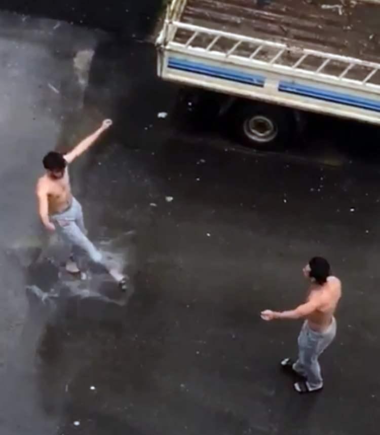 <p>Gençler, bir taraftan oynarken, bir taraftan ise yerdeki su birikintisinde ayaklarıyla birbirlerini ıslatmaya çalıştı. </p>
