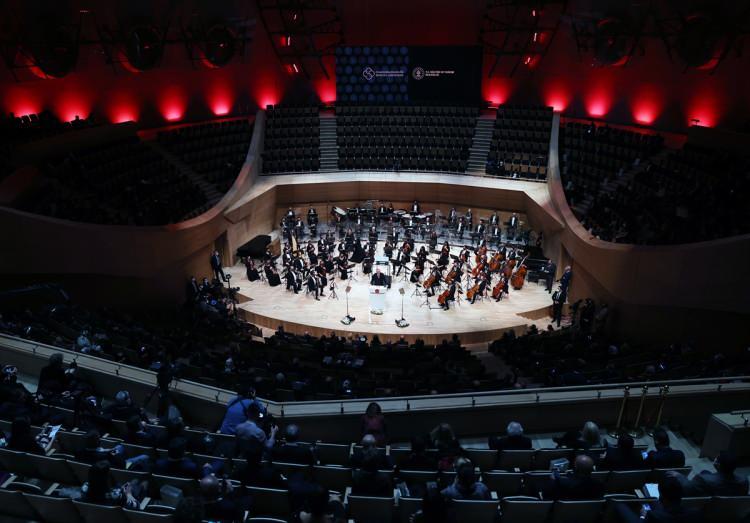 <p>Hem mimarisiyle hem de ortam sesiyle hayranlık uyandıran bina hakkında Sibel Can <strong>"Böyle bir konser salonunu ülkemize kazandıran sayın Cumhurbaşkanımıza, Kültür ve Turizm Bakanlığı'na ve bu mimaride emeği geçen herkese teşekkür ediyorum"</strong> dedi. </p>