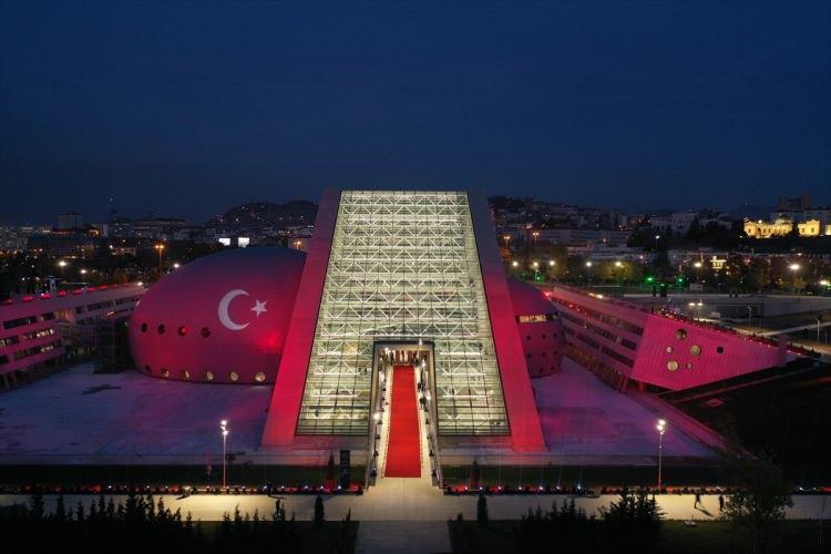 <p>Can'ın yanı sıra sanat müziğinin usta sesi Muazzez Ersoy ise <strong>"Dünyadaki emsalleriyle yarışacak güzellikteki konser salonumuz canım ülkeme hayırlı, uğurlu olsun. Kültür sanat adına gurur duydum. Projede emeği olan herkesi tebrik ediyorum"</strong> şeklinde konuştu. </p>