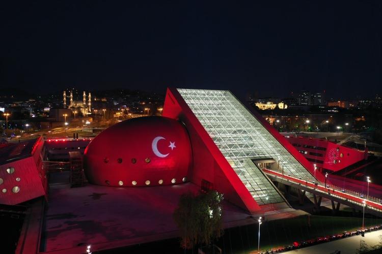 <p><strong>"Ben bir sanatçı olarak kültür sanat adına yapılan her adımı, her girişimi yürekten destekliyorum ve teşekkür ediyorum. Açılış gecesi ise izlediğimiz konser tek kelimeyle olağanüstüydü. Gühel&Süher Pekinel muhteşemdi. Orkestra şefi ve orkestrası tüm davetlileri ustalıklarıyla büyüledi. Böyle bir gecede, öyle bir atmosferde olmaktan çok mutlu oldum. Şimdi büyük bir heyecanla İstanbul Atatürk Kültür Merkezi'nin açılışını bekliyorum."</strong></p>