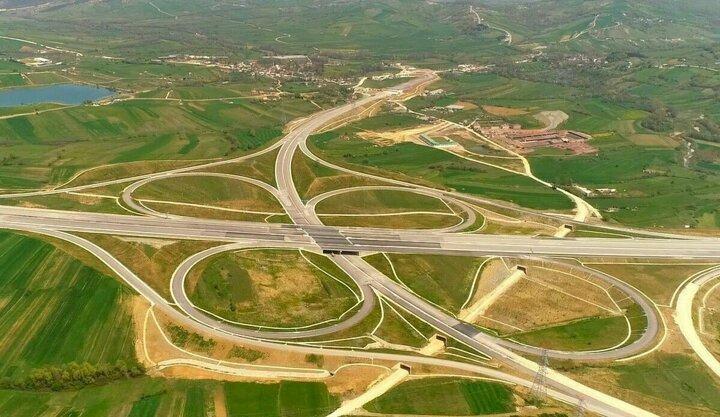 <p>İstanbul'un batısındaki Kınalı mevkisinden başlayıp Kocaeli ve Sakarya'yı kuzeyden geçerek Sakarya'nın Akyazı ilçesi yakınlarında sonlanan proje, 3 ana bölümden oluşuyor.</p>