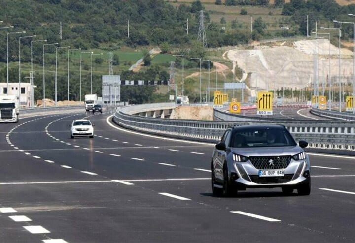 <p>İstanbul, Kocaeli ve Sakarya hattında inşa edilen 398,4 kilometre uzunluğundaki Kuzey Marmara Otoyolu'nun son kesimi olan İzmit-Akyazı bölümü 26 Aralık'ta açılacak.</p>